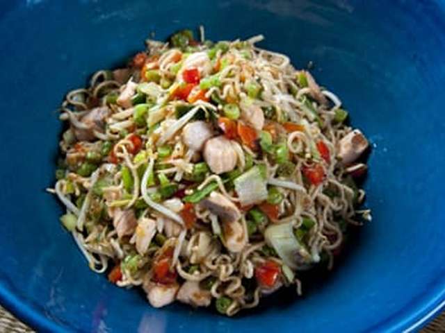 Foto Noedels met zalm en roerbakgroente