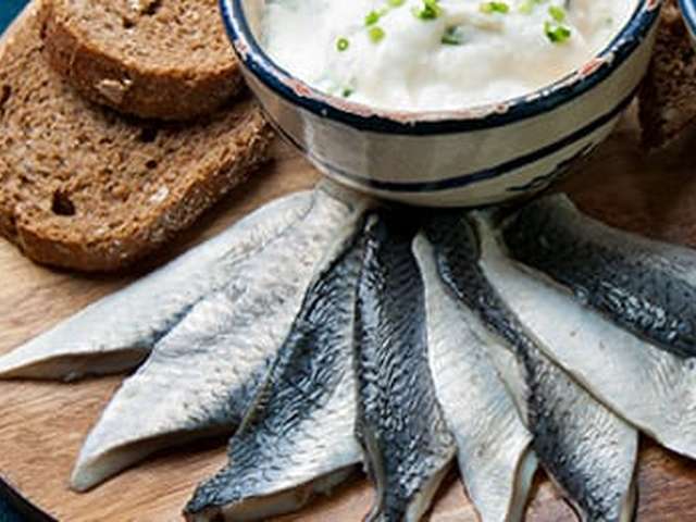 Foto Haring met mierikswortelsaus en broccolisalade