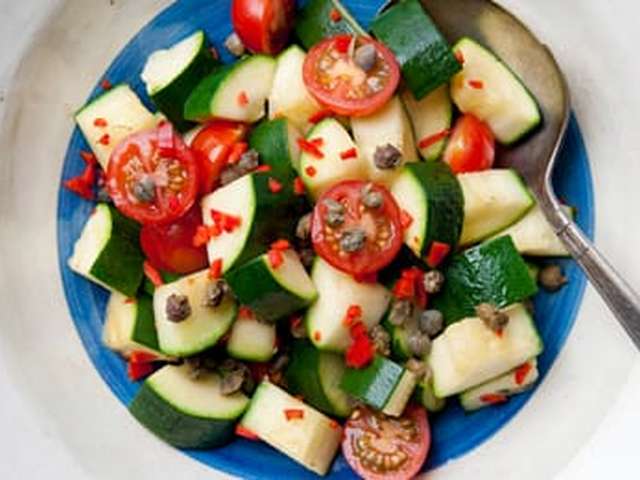 Foto Courgette met tomaatjes, karbonade en aardappelen