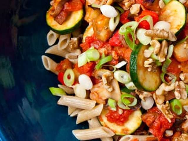 Foto Penne met groente, paddenstoelen en noten