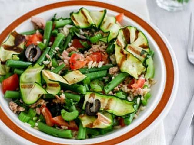 Foto Rijstsalade met tonijn en courgettelinten