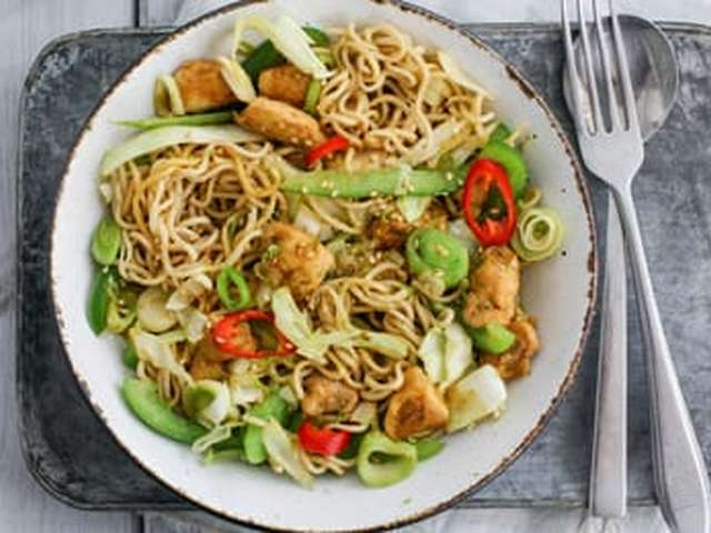 Foto Mie met kip en sesamzaad