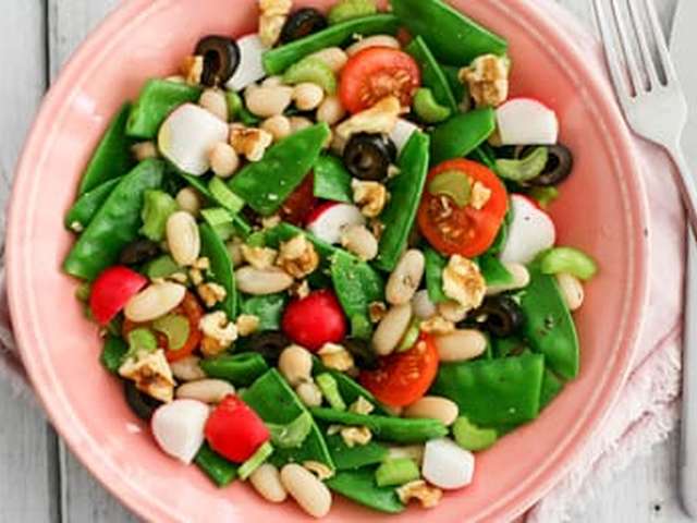 Foto Witte bonensalade met peultjes en radijs
