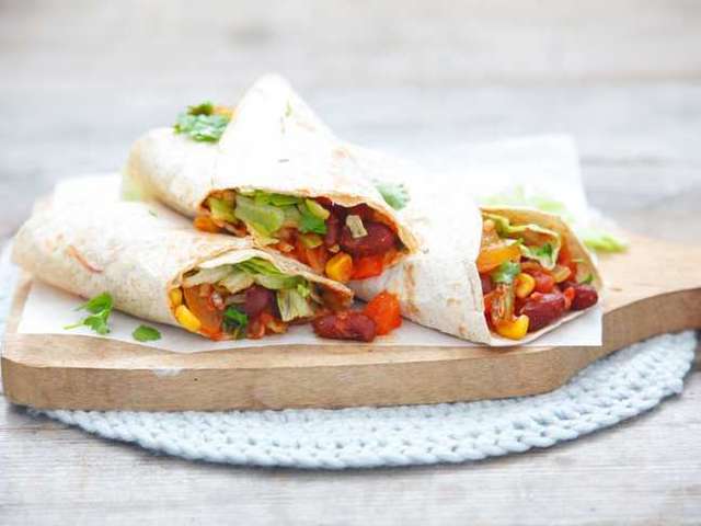 Foto Volkoren wraps met kidneybonen in tomatensaus