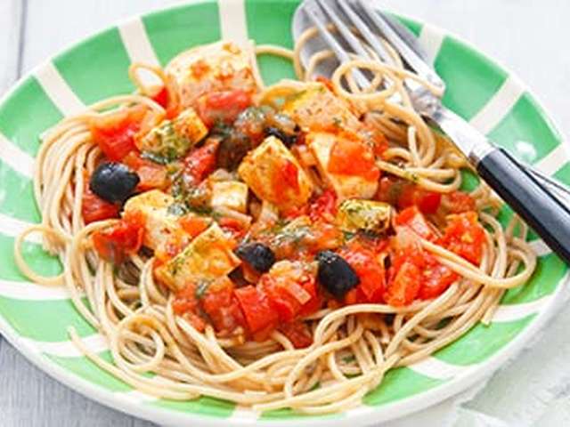 Foto Spaghetti met olijven-tomatensaus