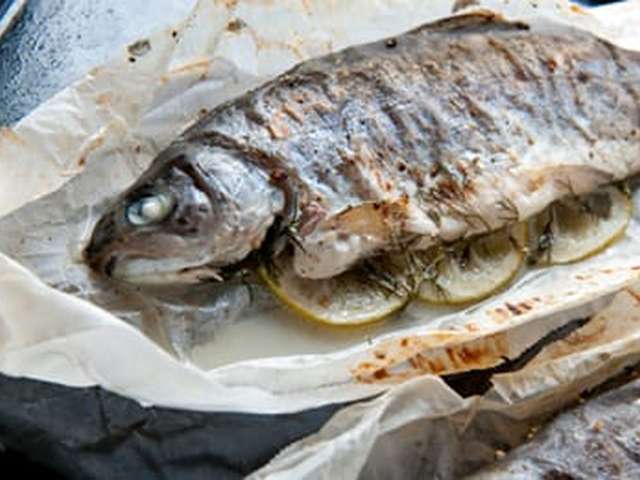 Foto Gevulde forel in bakpapier