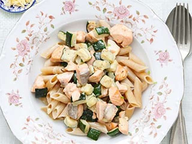 Foto Penne met zalm en courgette