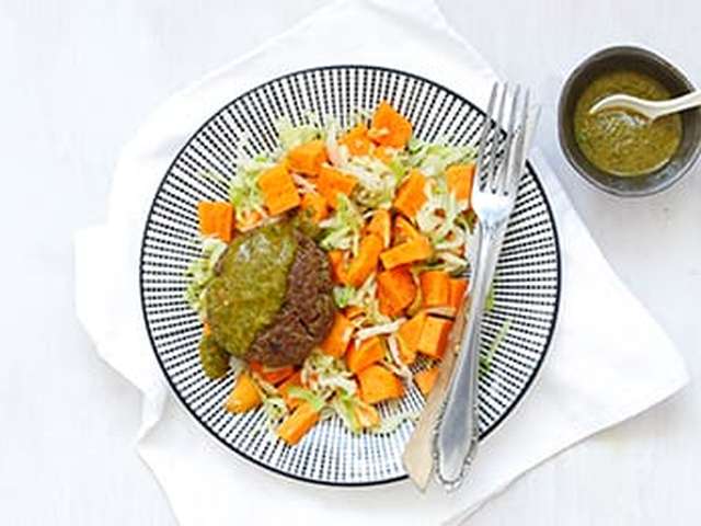 Foto Burger met zoete aardappel, spitskool en chimichurri