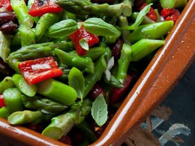 Foto Bonen-aspergesalade met knapperige broodreepjes