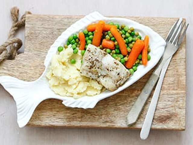 Foto Gegrilde vis met doperwtjes, worteltjes en aardappelpuree