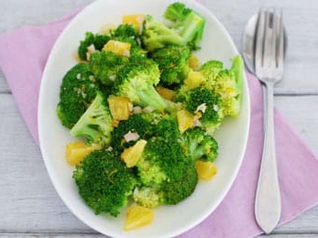 Foto Broccoli met sinaasappeldressing