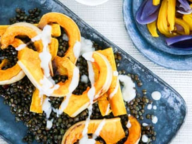 Foto Gebakken pompoen met tahinsaus en linzen