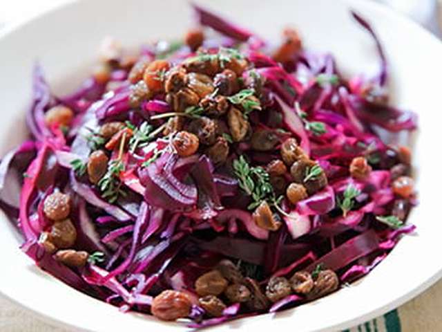 Foto Rode koolsalade met rozijnen