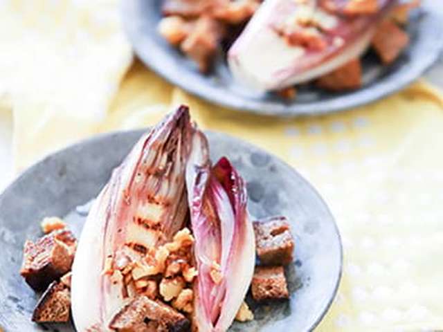 Foto Radicchio rosso met walnoten en croutons