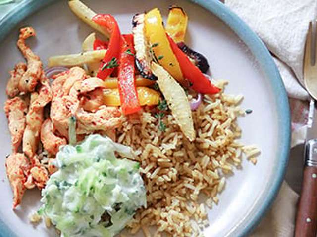 Foto Rijst met geroosterde groente, kip en tzatziki