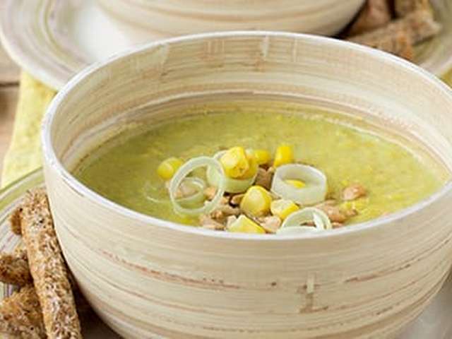 Foto Corn chowder met pittige broodrepen en pinda's