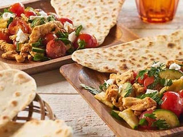 Foto Palestijns platbrood met kip en groente
