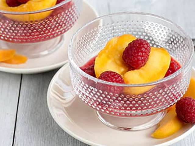 Foto Perzik met frambozensaus