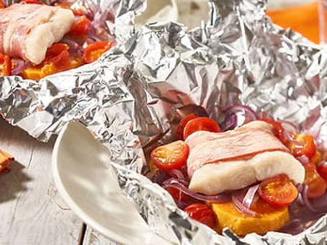 Foto Vis met zoete aardappel in een pakketje met komkommersalade