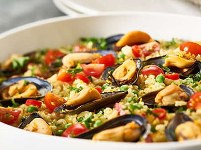 Foto Spaanse rijstsalade met mosselen en erwtjes