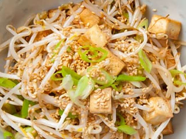 Foto Tofu met taugé en champignons