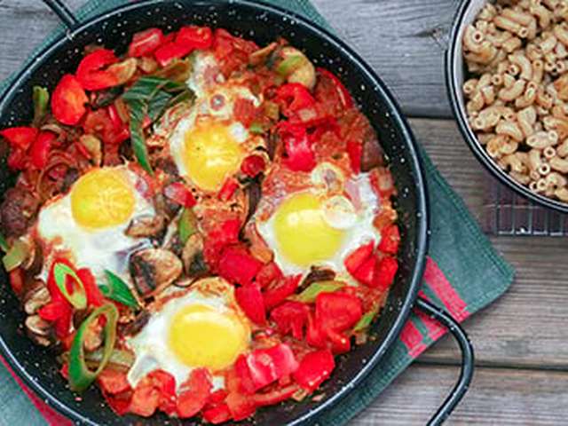 Foto Eieren in pittige groentestoof met macaroni