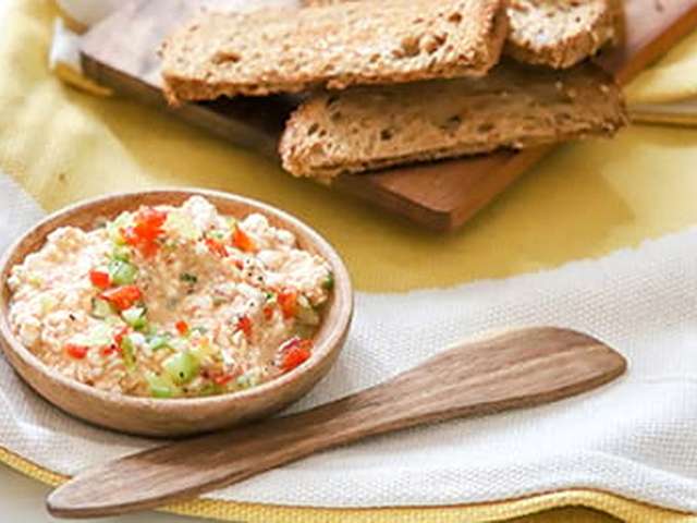 Foto Groentespread met geroosterd brood