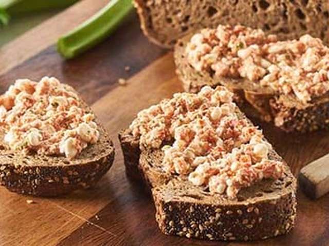 Foto Volkorenbrood met paprikaspread