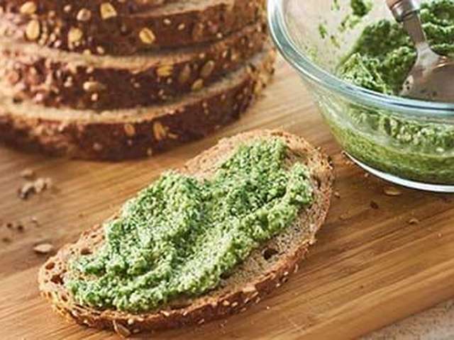 Foto Volkorenbrood met groene spread