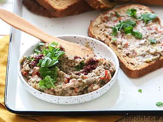 Foto Volkorenbrood met auberginetapenade