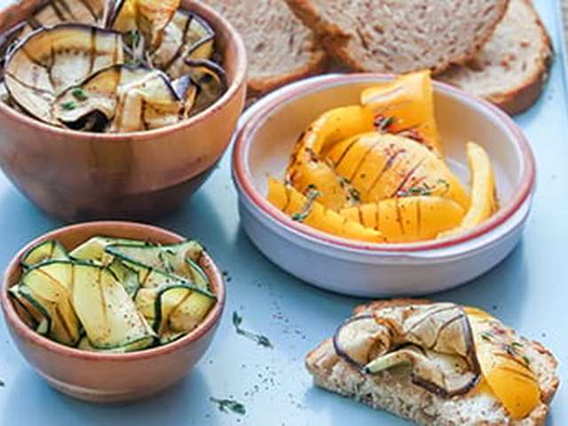 Foto Volkorenbrood met gegrilde aubergine en courgette