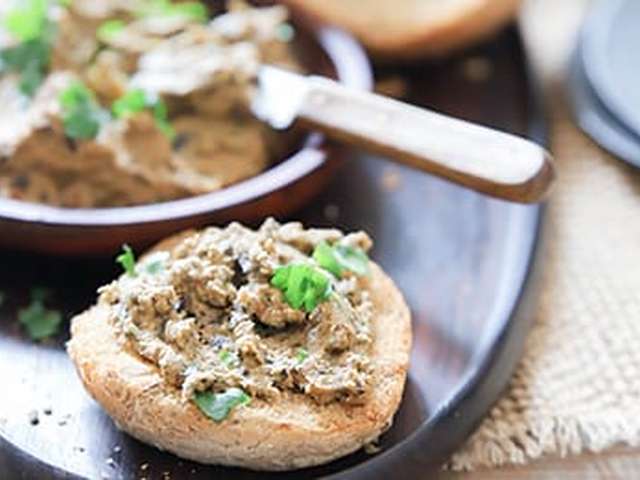 Foto Volkorenbrood met auberginepuree