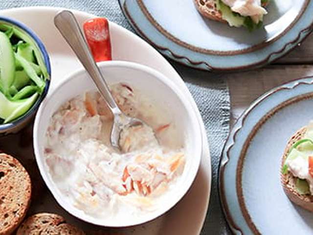 Foto Geroosterd volkoren stokbrood met forelrilette