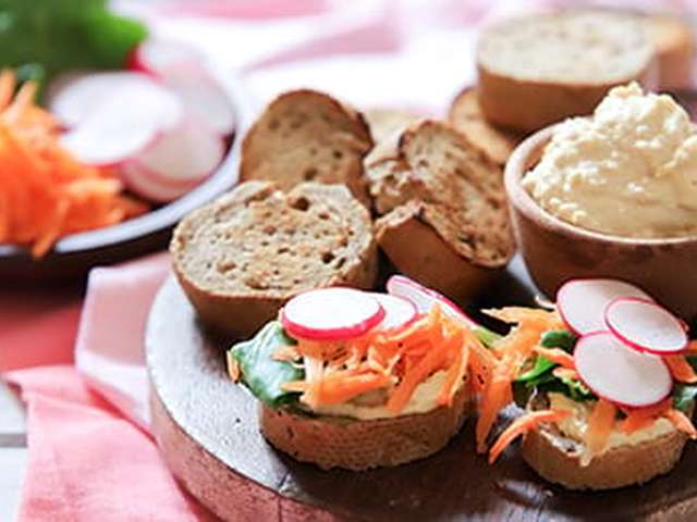 Foto Geroosterd volkoren stokbrood met hummus en groente
