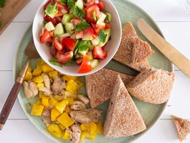 Foto Frisse salade met gebakken kip