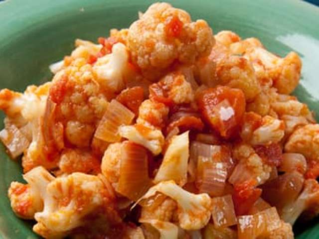 Foto Bloemkoolroosjes in tomatensaus, hamlapje en aardappelen