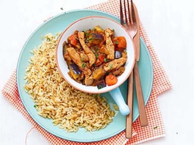 Foto Geroerbakt varkensvlees met aubergine