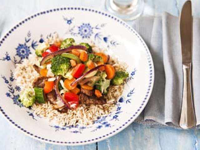 Foto Geroerbakte biefstukreepjes met roerbakgroente en rijst