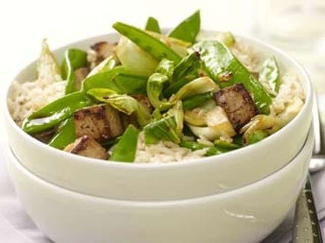 Foto Groene roerbakschotel met tofu en zilvervliesrijst