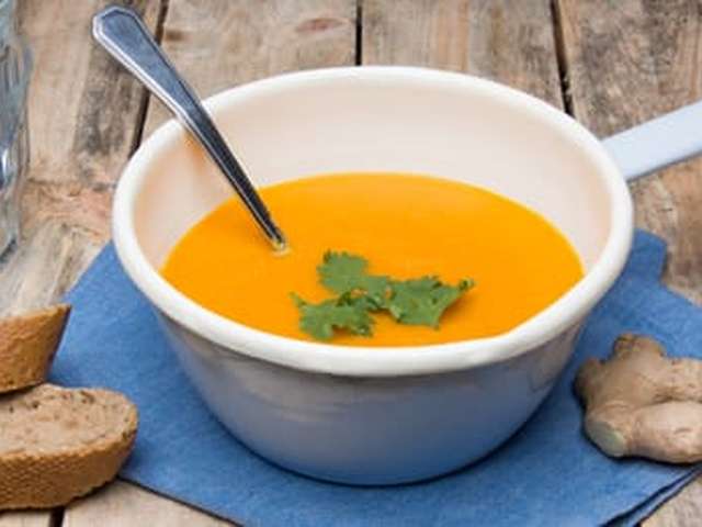 Foto Koude wortelsoep met gember en koriander