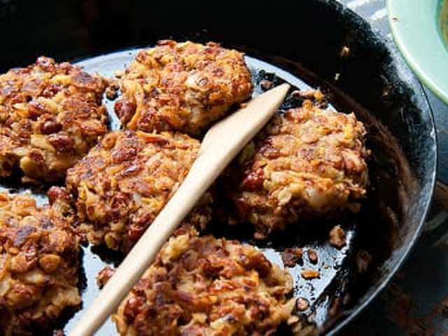 Foto Bonenburgers met muntdip en geroerbakte spinazie