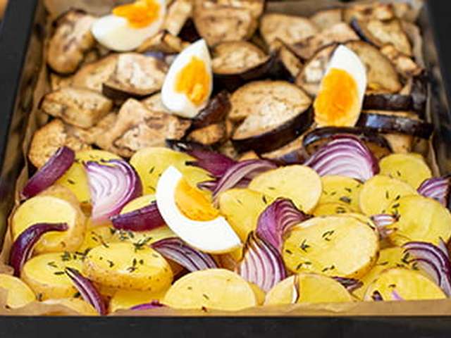Foto Traybake met aardappelpartjes, aubergine en rode ui