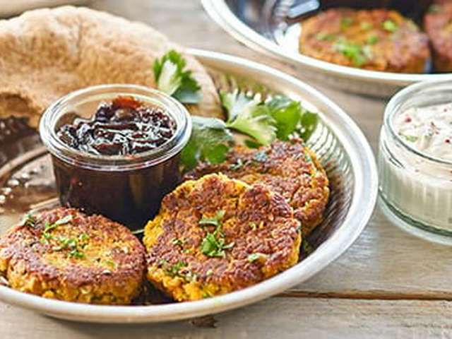 Foto Kikkererwtenkoekjes met uienchutney en kruidensaus