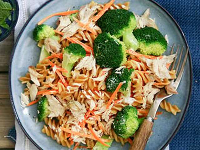 Foto Pastasalade met broccoli en makreel