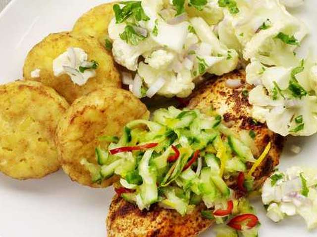 Foto Gegrilde kipfilet met komkommersalsa, bloemkool en rösti