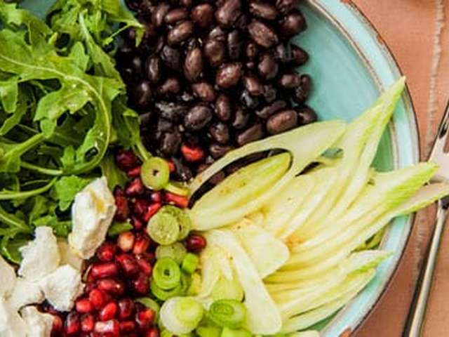 Foto Zwarte bonensalade met venkel en granaatappelpitjes