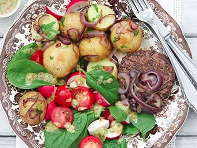 Foto Gegrild tartaartje met spinaziesalade en nieuwe aardappeltjes