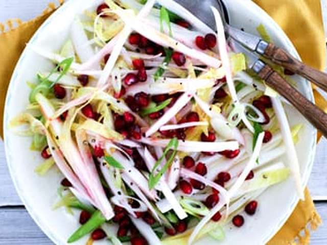 Foto Witlofsalade met granaatappelpitjes
