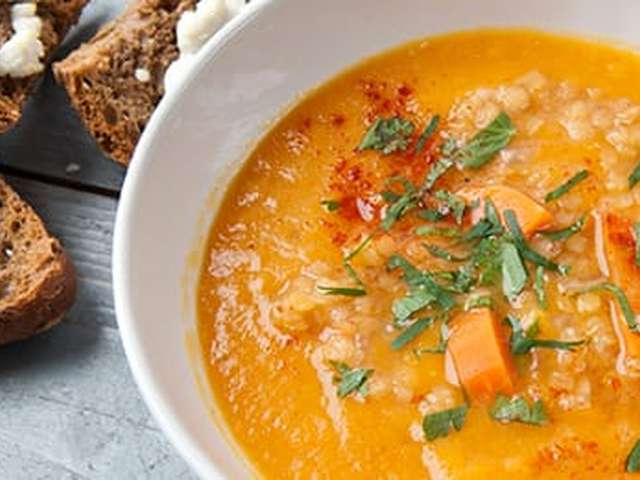 Foto Wortel-linzensoep met geitenkaascrostini