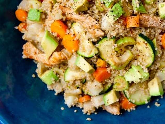 Foto Quinoa met zomergroente, varkensvlees en avocado